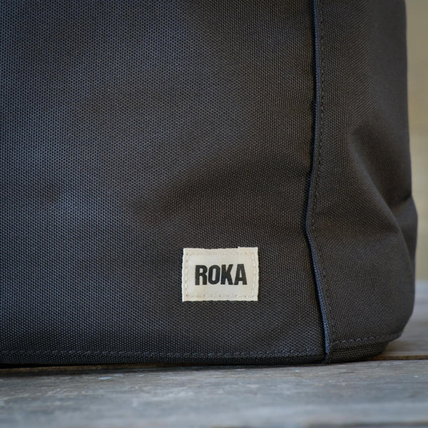 Snape Maltings Sustainable Collection Small Finchley Bag in Carbon