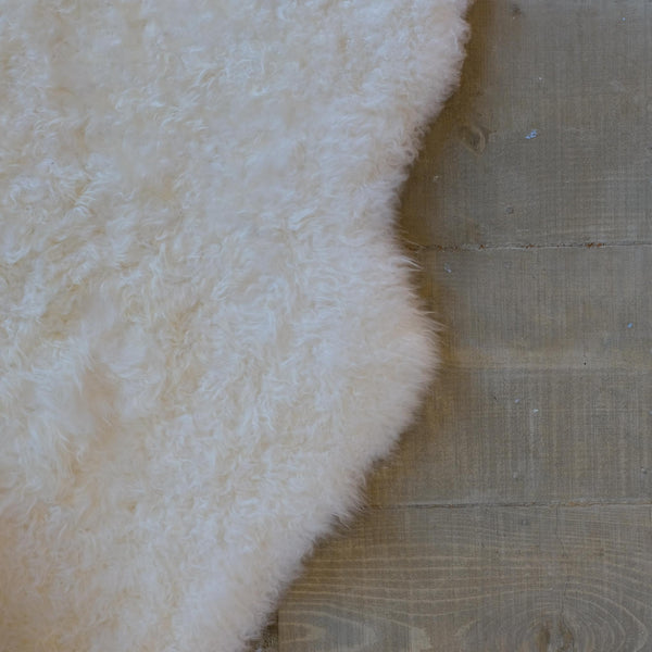 Snape Maltings Medium Curly Hair Ivory Sheepskin